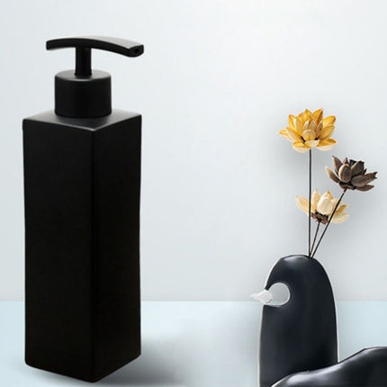 Czarny dozownik do mydła ze stali nierdzewnej.