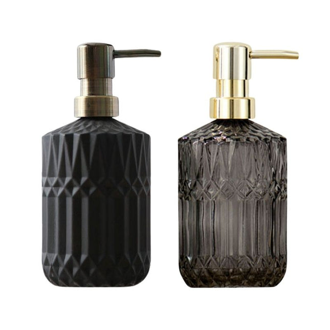Czarny szklany dozownik na mydło łazienkowy.