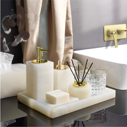 Biała mydelniczka z naturalnego marmuru.