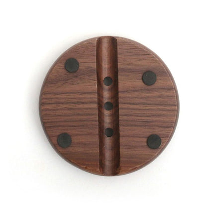 Okrągła drewniana mydelniczka z ociekaczem.