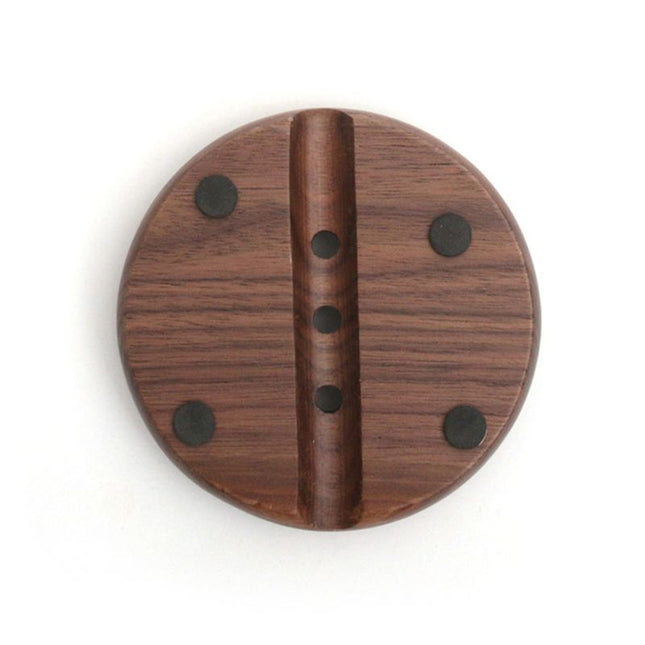 Okrągła drewniana mydelniczka z ociekaczem.