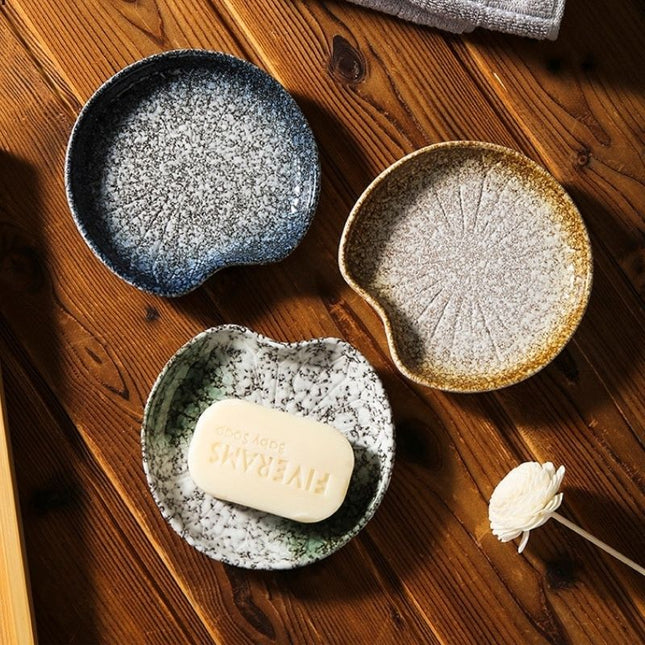 Ceramiczna mydelniczka w kształcie liścia lilii